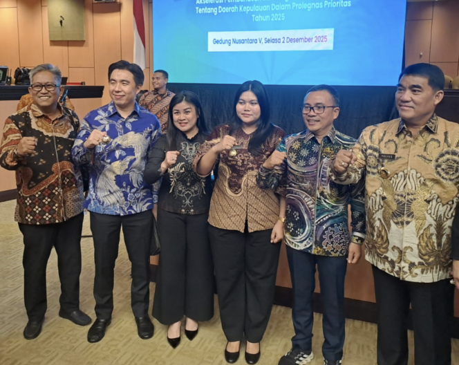 
Bupati Sitaro, Chyntia Ingrid Kalangit mengenakan batik hitam saat menghadiri Rapat Koordinasi Nasional (Rakornas) Akselerasi Pembahasan Rancangan Undang-Undang (RUU) Daerah Kepulauan di Gedung Nusantara V Senayan, Jakarta