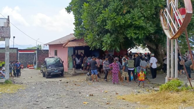 
Tampak Masyarakat Siau sedang mengantri BBM di PT. Maranatha