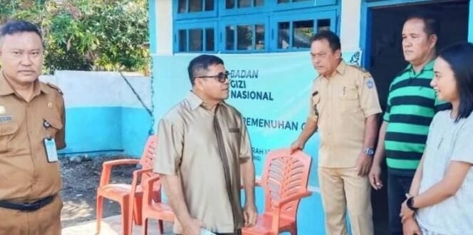 
Wabup Sitaro, Heronimus Makainas, meninjau langsung dapur Sentra Produksi Pangan Bergizi (SPPG) di Kecamatan Biaro, Senin, 8/12/2025