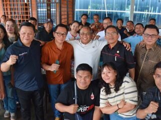 Foto : Panglima Kodam XIII/Merdeka Mayjen TNI Mirza Agus (Tengah Pakai Kaos Olah Raga Putih), saat foto bersama dengan Wartawan