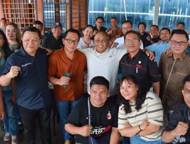 Foto : Panglima Kodam XIII/Merdeka Mayjen TNI Mirza Agus (Tengah Pakai Kaos Olah Raga Putih), saat foto bersama dengan Wartawan