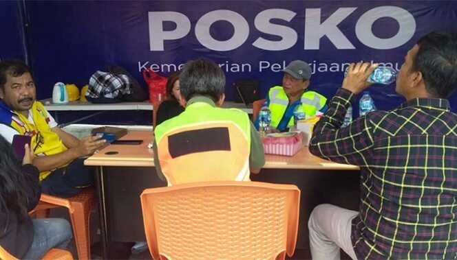
Kepala PTK BPJN Sulut Ir Stefanus Dotulung (paling kiri) di tenda Posko Kementrian PUPR yang didirikan saat Nataru di Kawasan KEK Bitung belum lama ini. (Foto:dok).
