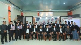 Foto bersama Ketua Umum DePA-RI Dr. TM Luthfi Yazid, SH., LL.M (empat, kanan depan) dengan para advokat baru usai pelantikan mereka di Lombok NTB pada 20 Januari 2026 (Foto: Dok. DPP DePA-RI)