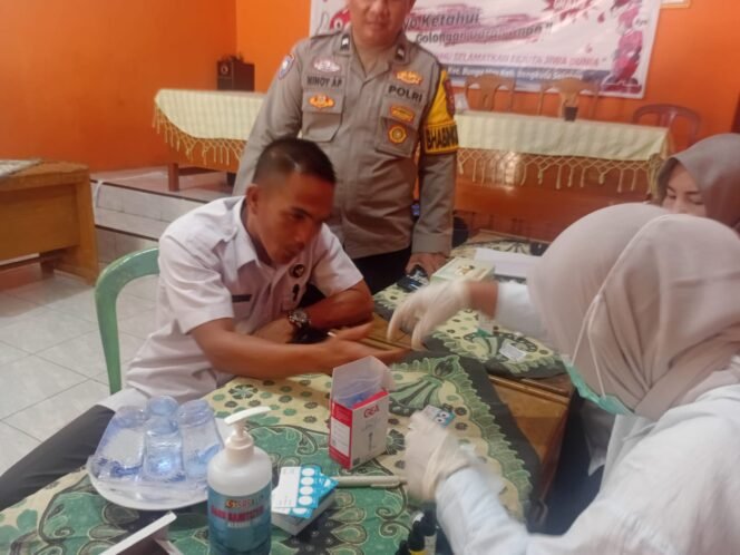 
Peduli Kesehatan Masyarakat Pemerintah Desa Kuripan Fasilitasi Pemeriksaan Golongan Darah Bagi Warganya