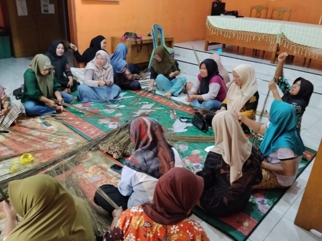 
Dengan Dukungan Pemerintah Desa PKK Desa Kuripan Kecamatan Bungamas Ikuti Pelatihan Pembuatan Lekar