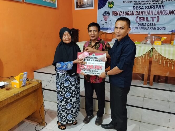 
Pemerintah Desa Kuripan Kecamatan Bungamas Kembali Bagikan BLT-DD Ke-9 KPM