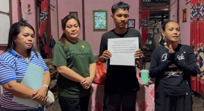 
Vionita Kuera Wakili DPRD Sulut Serahkan Bantuan kepada Keluarga Berduka di Siau Timur