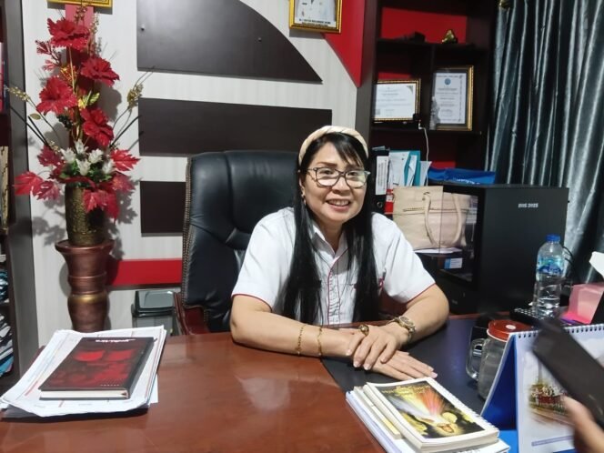 
Foto - Kepsek SMK Negeri 3 Manado Selvie Ransulangie S.Pd.M.Pd