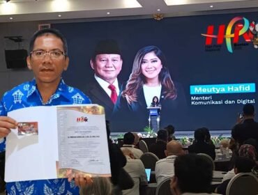 Foto : Sekretaris PWI Sulut Dr.Merson Simbolon, A.Md, SE.,MBA,M.Si menerima Press Card Number One (PCNO) pada peringatan HPN 2026 di Banten, Senin (9/2).