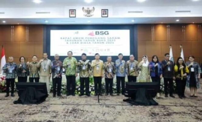 
Foto - Gubernur SulutYulius Selvanus SE dan Gubenur  Gorontalo Ir Gusnar Ismail ( tengah) dan Komisaris serta Direksi BSG Yang Baru Periode 2026- 2030. ( foto istimewa)
