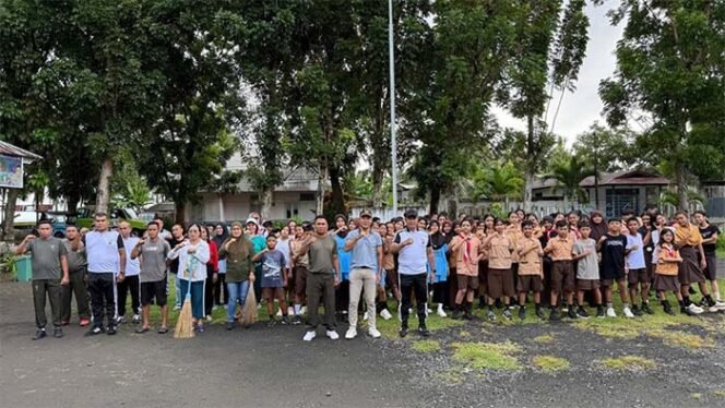
Apel Bersama Gerakan Indonesia ASRI, TNI-Polri dan Pelajar Bersihkan Pantai Enemawira