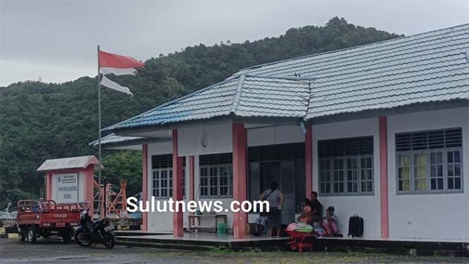 
Miris, Bendera Merah Putih Tercabik-cabik Berkibar di Kantor Syahbandar Kahakitang