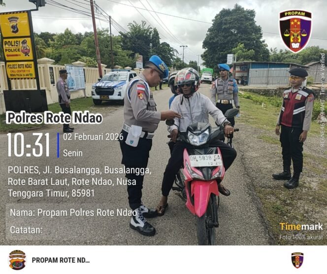 
Tingkatkan Peran Masyarakat, Propam Bagikan Brosur Barcode Aduan