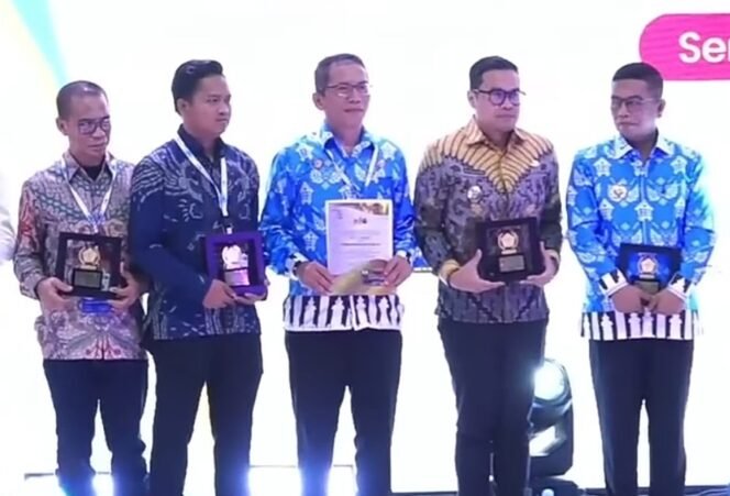 
Merson Simbolon Menerima Penghargaan Kartu Pers Nomor Satu di HPN 2026