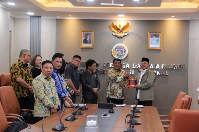 
Pimpinan dan Pansus DPRD Sulut Kawal Persub RT/RW