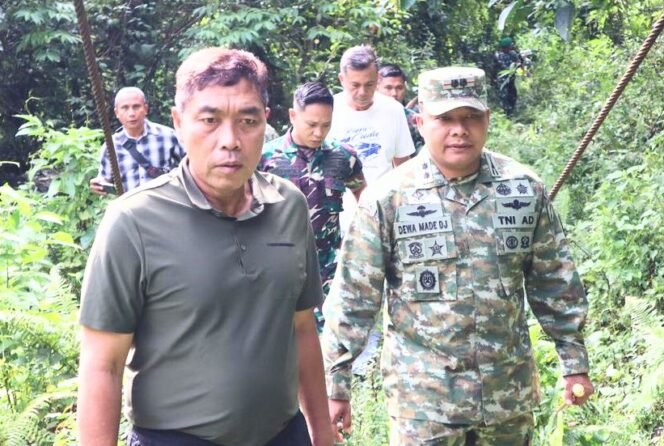 
Dandim 1310/Bitung, Letkol Inf Dewa Made DJ mendampingi Danrem 131/Santiago, Brigjen TNI Martin Susilo Martopo Turnip, S.H., M.H. saat meninjau pembangunan jembatan Sawangan - Rap rap