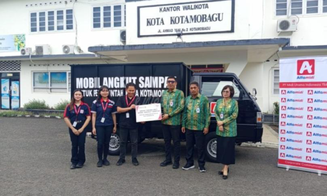 
Pemkot Kotamobagu Terima Bantuan Mobil Pengangkut Sampah dari Alfamidi