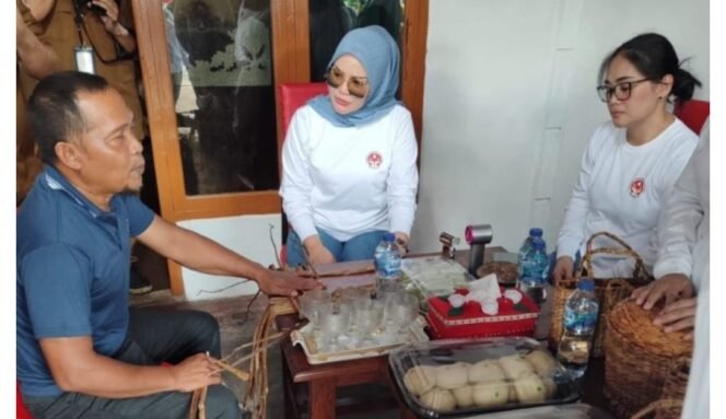 
Desranasda Kotamobagu Kunjungi Sentra Kerajinan Arya Krinas Desa Moyag