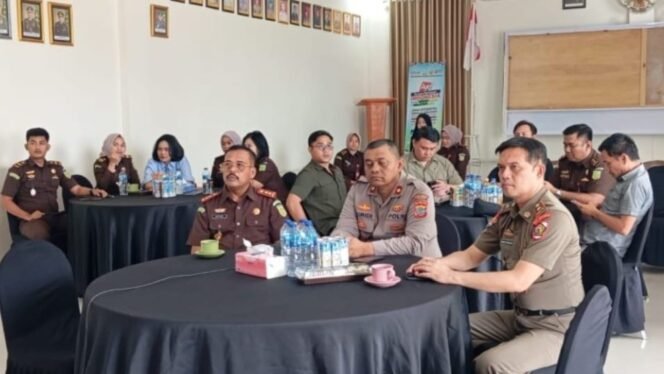 
Mewakili Wali Kota Kotamobagu Kasat Pol PP Hadiri Sosialisasi KUHP di Kejaksaan Negeri