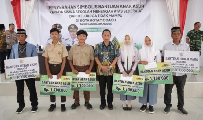 
Wali Kota Kotamobagu Serahkan Bantuan Anak Asuh kepada Siswa SMA dan Sederajat