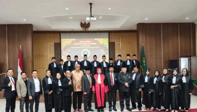 
Para advokat baru DePA-RI yang baru diambil sumpah/dilantik oleh Wakil Ketua Pengadilan Tinggi Jawa Tengah, Dr. Suprapti, SH, MH di Kota Semarang pada 12 Maret 2026 (Foto: Dok. DePA-RI)