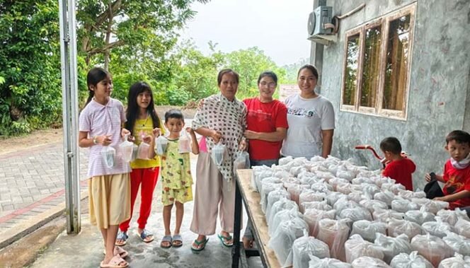 
Bakti Wanita Advent Jemaat Yerusalem Malendeng Berbagi Takjil bagi Warga Sekitar