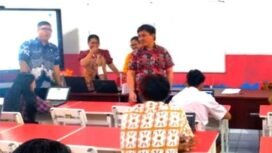 Gladi bersih TKA di SMP Negeri 7 Manado. Tampak Kepsek Riva Rori,S.Pd.,M.Pd (berkemeja batik coklat) saat memantau pelaksanaan simulasi.