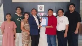 Foto - Sekretaris PWI Sulut Dr Merson Simbolon SE.M.Si ( tengah) dan Ketua SC Jemmy Senduk Diantar Keluarga Saat Mendaftat Calon Ketua PWI Kamis (19/3)