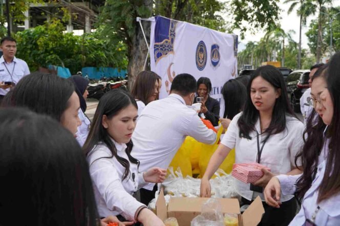 
Imigrasi Bitung dan Lapas Bitung Bagikan Takjil kepada Masyarakat di Bulan Ramadhan