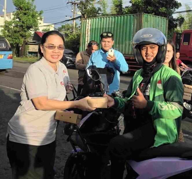 
Ketua Dekranasda Bitung, Ny Ellen Honandar Sondakh saat berbagi takjil