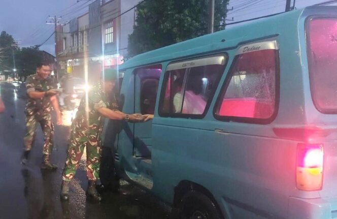 
Tebar Kebaikan di Bulan Suci Ramadhan, Kodim 1310/Bitung Bersama Ormas Brigade Nusa Utara Bagikan Takjil kepada Masyarakat
