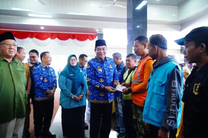 
Ribuan THR di bagikan Kepada Dhuafa,Bupati Toha:Selamat Menyambut Hari Raya Idul Fitri