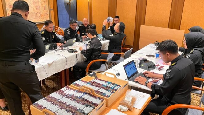 
Pemeriksaan Keimigrasian Immigration on Ship (IOS) pada Kapal Pesiar RMS Queen Mary 2 di Pelabuhan Bitung