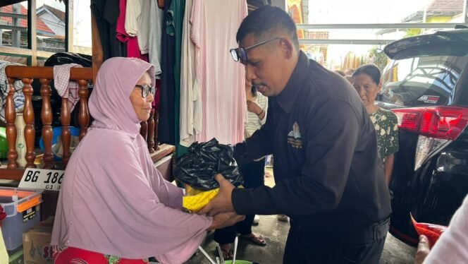 
Jemaat GPIN Sekayu Bagikan Bingkisan Lebaran,Pererat Toleransi Antar Umat Beragama