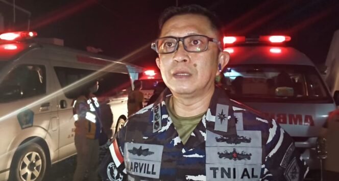 
‎DanSatrol Bitung Marvill Frits Pimpin Evakuasi Korban Kebakaran KM Anaiah