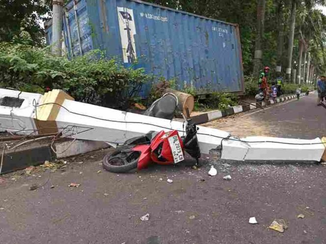 
Kontainer Jatuh di Perempatan Kantor Wali Kota Bitung, Pemotor Alami Patah Tulang