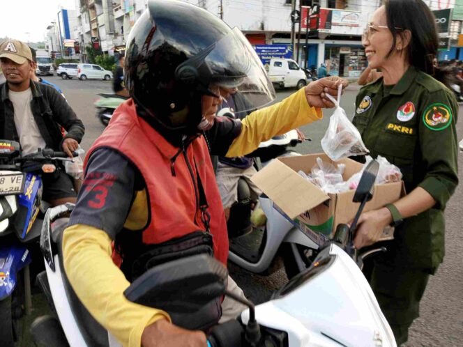 
PKRI Kota Bitung Berbagi Takjil di Pusat Kota