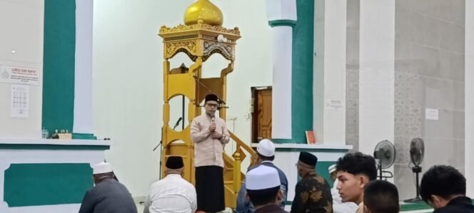 
Bupati Bolmong Utara Sirajudin Lasena di Masjid Agung Baiturrahaman Boroko