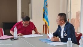 Ketua SC Meneliti berkas pendaftaran calon Ketua PWI Sulut, DR. Merson Simbolon.(1st)