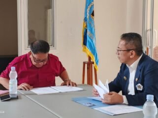 Ketua SC Meneliti berkas pendaftaran calon Ketua PWI Sulut, DR. Merson Simbolon.(1st)