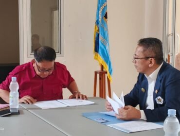 Ketua SC Meneliti berkas pendaftaran calon Ketua PWI Sulut, DR. Merson Simbolon.(1st)