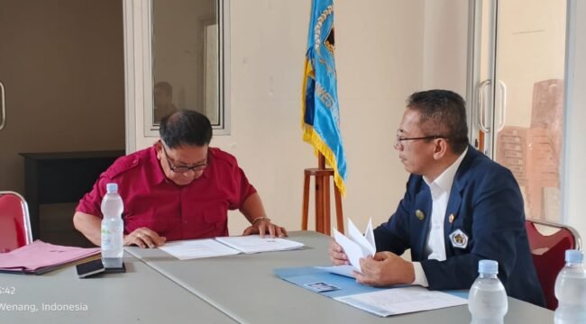 Ketua SC Meneliti berkas pendaftaran calon Ketua PWI Sulut, DR. Merson Simbolon.(1st)