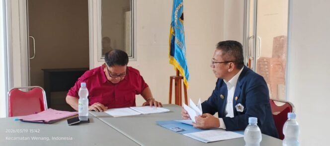 
Ketua SC Meneliti berkas pendaftaran calon Ketua PWI Sulut, DR. Merson Simbolon.(1st)