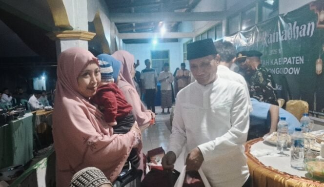
Camat Sukardi Bonde Serahkan Bantuan untuk Warga Kurang Mampu di Desa Matayangan