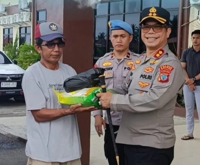 
Berkah Ramadhan, Kapolres Golfried Bagi-bagi Sembako kepada Pengendara Bentor