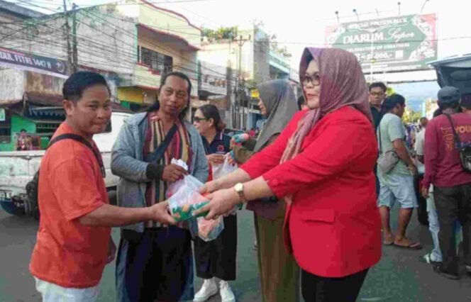 
Berkah Ramadhan, Ketua DPC PDIP Kotamobagu Henny Kaseger Bagi-bagi Sembako