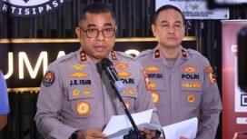 Foto : Kepala Divisi Humas Polri, Johnny Eddizon Isir saat menyampaikan keterangan Pers
