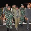 Foto : Pangdam XIII/Merdeka Mayjen TNI Mirza Agus, S.I.P., saat menyambut kedatangan Kepala BNPB RI Letnan Jenderal TNI Suharyanto, di Bandara Internasional Sam Ratulangi, Manado, Sulawesi Utara, Jumat (3/4/2026)