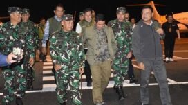 Foto : Pangdam XIII/Merdeka Mayjen TNI Mirza Agus, S.I.P., saat menyambut kedatangan Kepala BNPB RI Letnan Jenderal TNI Suharyanto, di Bandara Internasional Sam Ratulangi, Manado, Sulawesi Utara, Jumat (3/4/2026)