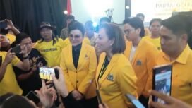 Foto - Ketua Golkar Sulut Yang Baru MEP (kanan) dan Ketua Dewan Pertimbangan Golkal Sulut CEP ( kiri) saat konprensi Pers usai Musda Golkar Sabtu 11 April 2026 jam 24 .00 wita